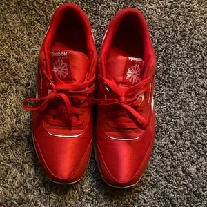 RED REEBOK CLASSIC
